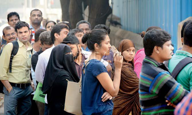 People queue up outside a bank to deposit and withdraw currency at Turner Road, Bandra, earlier this morning. Pic/Satej Shinde