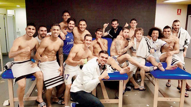 Cristiano Ronaldo got trolled for seemingly posing nude in this dressing room picture posted by Real Madrid teammate Sergio Ramos on Twitter after their 1-1 draw with Barca on Saturday