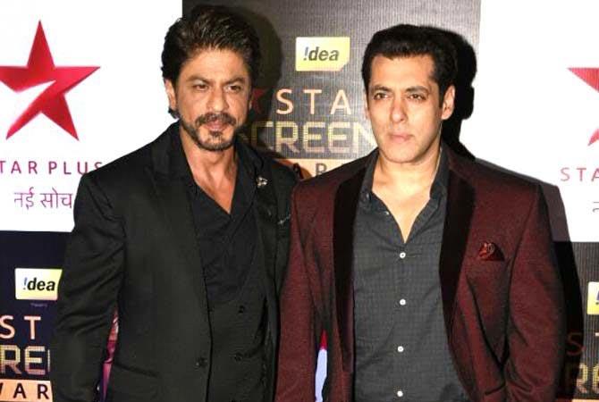 Shah Rukh Khan and Salman Khan at Star Screen Awards 2016