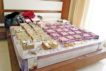 Tax dept seizes Rs 130 cr cash, jewellery post demonetisation