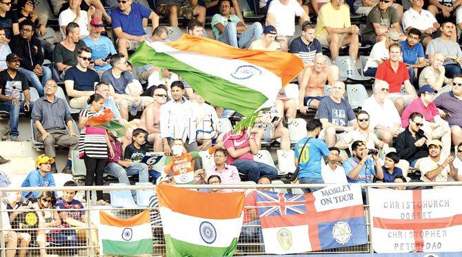 Spectators enjoy the atmosphere on Day Three of the fourth Test between India and England at Wankhede. Pic/Suresh Karkera