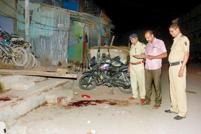 Police officials investigate the spot where Tahir Shaikh and Imran Khan were attacked. Pic/ Sneha Kharabe