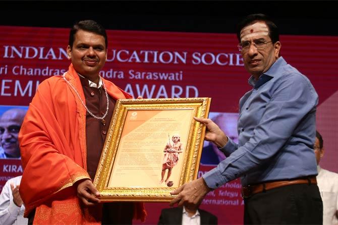 Devendra Fadnavis recieves the prestigious SIES-Kanchi Seer award