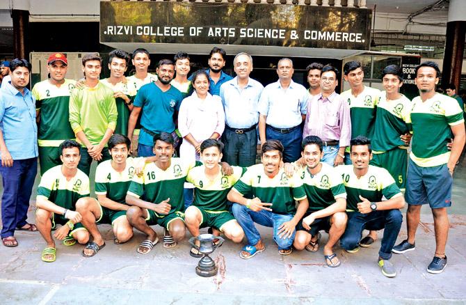izvi College players and officials pose with the Mumbai University