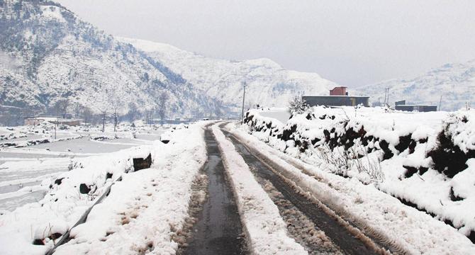 Jammu & Kashmir snowfall Pic/PTI