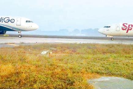 2 planes come within 40m of each other on airport runway