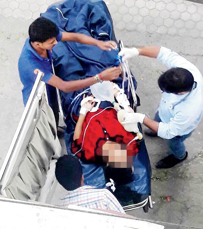 The girl was taken to a hospital where she is said to be out of danger. Pic/Hanif Patel