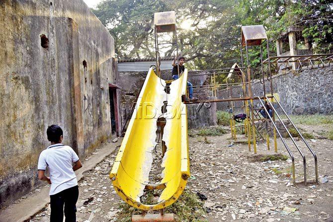 Despite several complaints about the old rusted play rides in the civic garden in Mankhurd, BMC has failed to remove them, which led to a 13-year-old getting seriously injured on Tuesday evening. Pics/Pradeep Dhivar