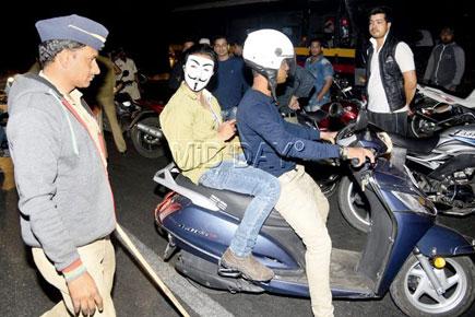 Nakabandi on the Western Express Highway, Mumbai police fines 50 bikers