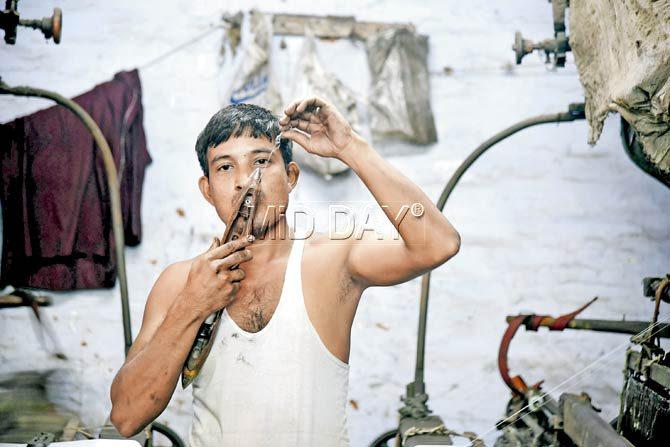 Ashraf Ansari, 30, is one of the last of two labourers to stay back at the power loom unit he works at. His reason:âÂu00c2u0080Âu00c2u0088he got paid in Rs 100 rather than in Rs 500 notes. With no bank account to fall back on, cash is the only hope for labourers like him in Bhiwandi