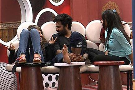 'Bigg Boss 10' Day 57: Mona questions Nitibha about sharing bed with Manveer