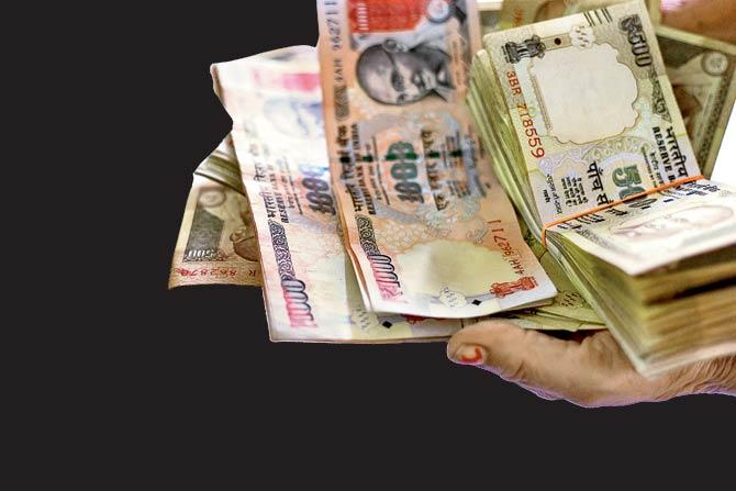 Three caught with R65 lakh in old notes