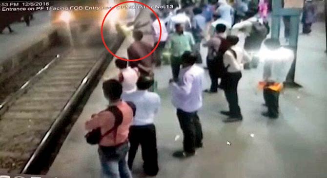 During the scuffle, Sapna fell right in front of an approaching train