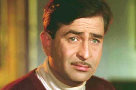 Why did Raj Kapoor pay penalty to the hotel staff everyday? 