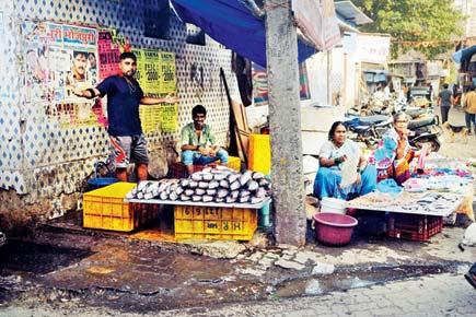 Mumbai: Unauthorised hawkers, garbage piles choke streets in R South ward