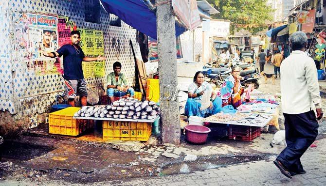 Fish hawkers settle comfortably at a street corner in Hanuman Nagar, Kandivli East, leaving little space for commuters. Pic/Datta Kumbhar