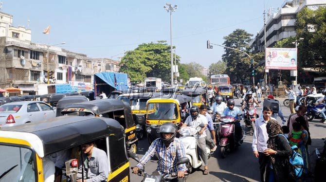 Traffic slows down to a crawl at Ghatkopar junction. Pic/Datta Kumbhar