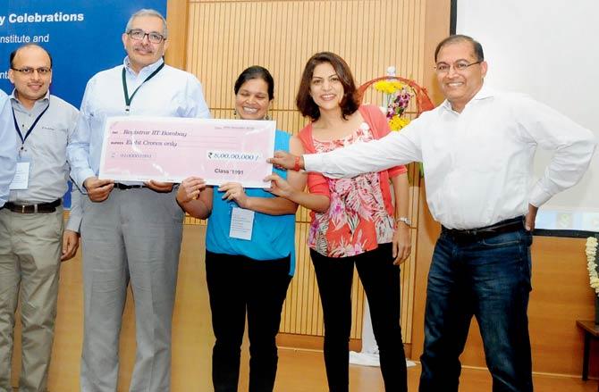 The Batch of 1991 presents a cheque of Rs 8 crore