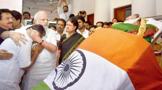 Prime Minister Narendra Modi consoles TNâÂu00c2u0080Âu00c2u0088Chief Minister O Panneerselvam while paying his last respects to Jayalalithaa
