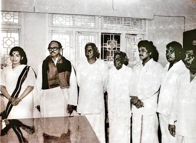Jayalalithaa with her first party JADMK loyalists Nedunchezhian, SD Somasundaram, KKSS Ramachandran, Thirunavukarasu (presently TNCC president) and others at a general body meet