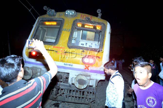 5 coaches of Kurla-Ambernath local derail in Thane; services disrupted. Pics/mid day