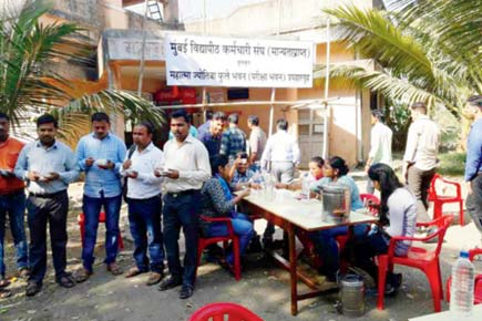 Mumbai University staff oppose canteen closure, open their own