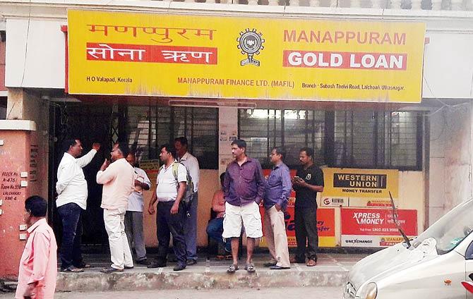 Mannapuram Gold Loan branch in Ulhasnagar that was looted