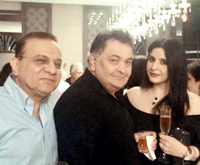 Rishi Kapoor at Pamela and Timmy Grover’s housewarming that was also attended by SRK, Rima Jain, Neetu Kapoor and friends
