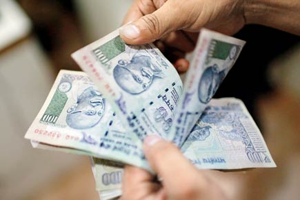 Payday in Mumbai: Banks hand out tokens in advance 
