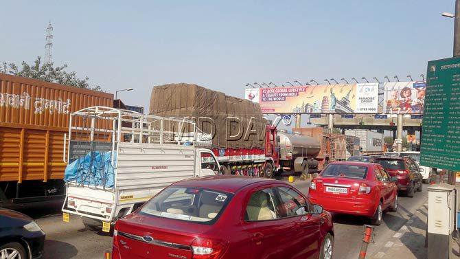 Queues at the Vashi toll naka stretched on for 5 km, beginning 8 am