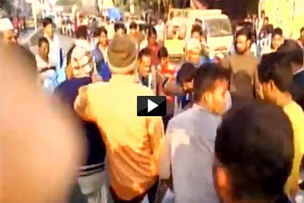 Watch Video: Ruckus between people and bank employees in Allahabad