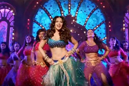 Whoa! This background dancer in 'Laila' song features in original and remake too
