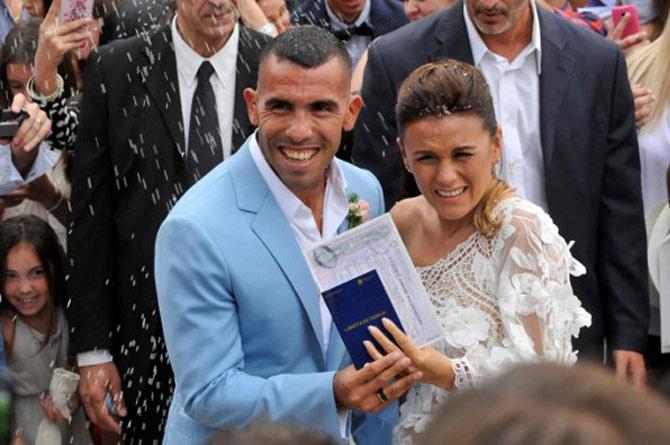 Carlos Tevez(L) and his wife Vanesa Mansilla, are seen during their marriage