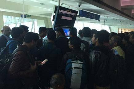Mumbai: Angry SpiceJet passengers take on airlines over flight delay