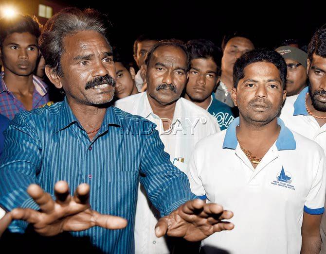 Mohan Maku (left) and Ravindra Sakharkar (right), who dived into the sea to rescue six students at Murud. Pic/Shadab Khan