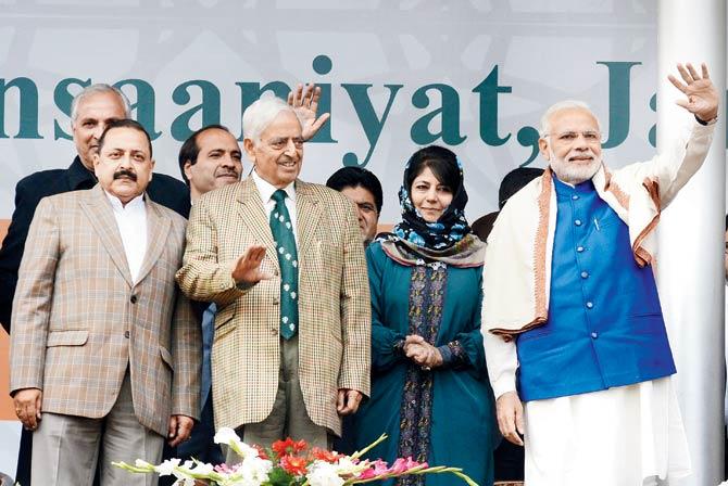 Late J&K CM Mufti Mohammad Sayeed, his daughter Mehbooba and PM Modi at a rally in November. The PDP went with BJP because of the efforts of Prime Minister Modi and Mufti. However, 10 months down the line, there is an estrangement and for this, New Delhi must accept the major part of the blame. Pic/AFP