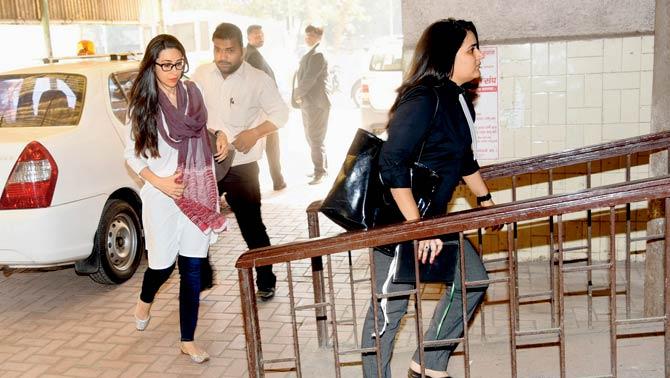 Karisma Kapoor arrives at the Bandra Family Court on Tuesday to file a reply opposing Sunjay Kapur’s application for interim custody of their children. Pic/Sameer Markande