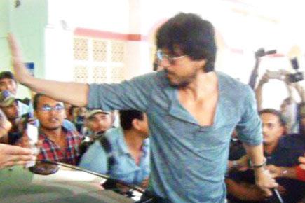 Shah Rukh Khan and co-stars on sets of 'Raees' in Bhuj