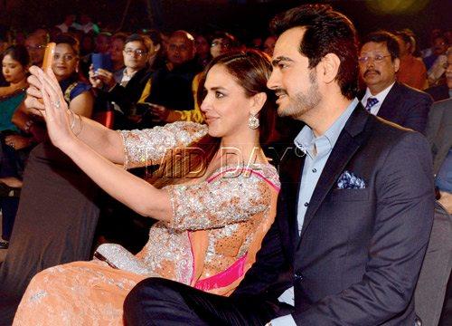 Esha Deol clicks a selfie with husband Bharat Takhtani