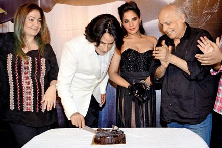 Rahul Roy celebrates birthday on the set of Pooja Bhatt's 'Cabaret'