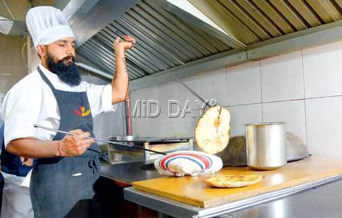 A chef prepares kulchas at Oye Kake. Pic/Pradeep Dhivar