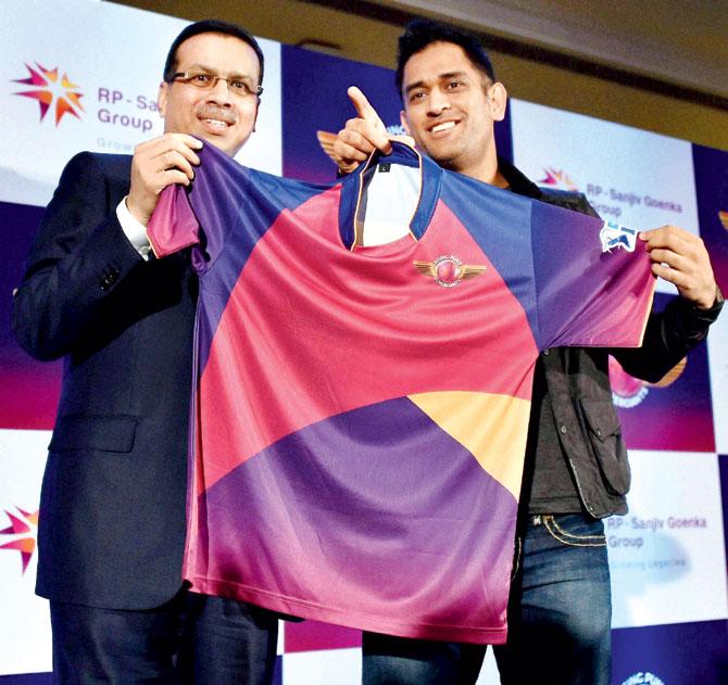 Skipper MS Dhoni (right) and team owner Sanjiv Goenka unveil the Rising Pune Supergiants jersey for IPL-9 in New Delhi yesterday. Dhoni said it will be different to play for another team after spending eight years with Chennai Super Kings, who are banned by the Indian cricket board for two years. Pic/PTI