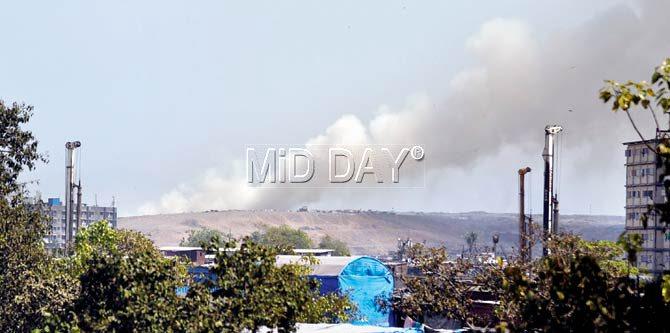 A fire broke out at the 120-hectare Deonar dumping ground on January 27 this year, leading to a blanket of smoke over parts of the eastern suburbs, the island city and Navi Mumbai. The fire broke out again a couple of days ago, but it has been brought under control. Pic/Sameer Markande
