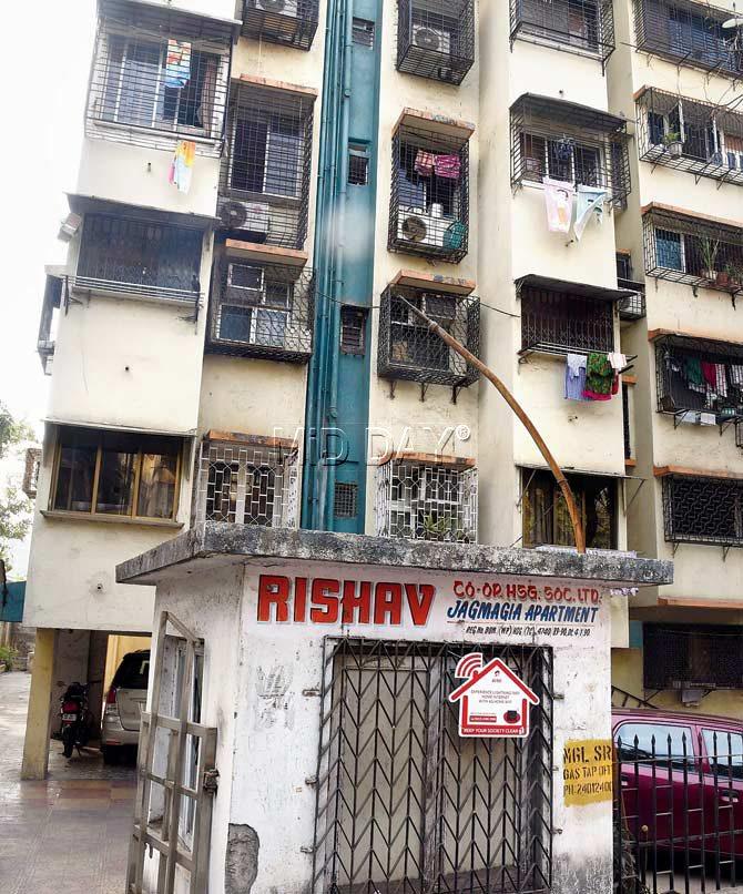 The housing society in Malad (W) where the Phadkes reside. Pic/Nimesh Dave 