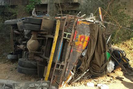 Truck falls in the quarry near Vadgaon-Warje flyover; none hurt