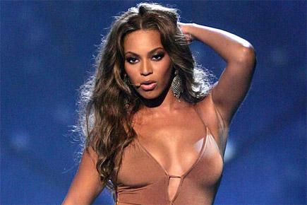 Beyonce Knowles delays concert due to bad weather