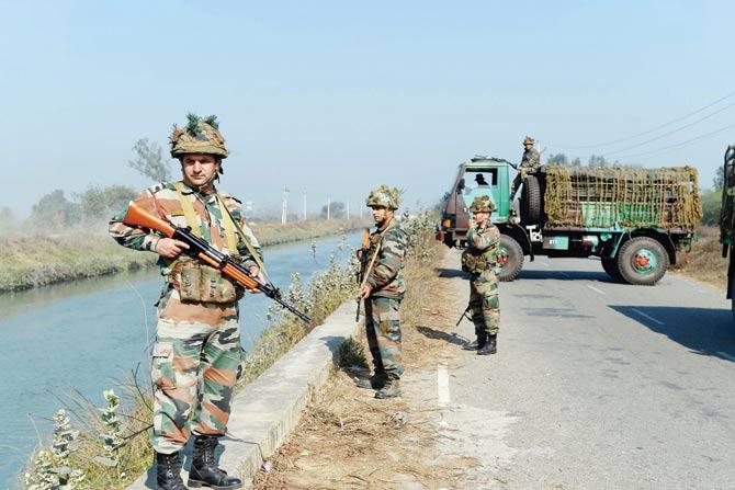 Security forces secure the Munak canal, which supplies water to New Delhi, near Bindroli village in Haryana’s Sonipat district. PIC/PTI