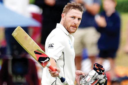 Brendon McCullum departs for 25 in final innings; Aussies closer to win