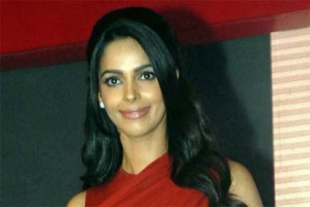 Mallika Sherawat urges Jats for peace and non-violence