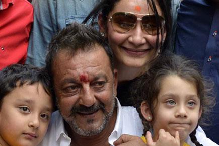 'Free man' Sanjay Dutt gets hero's welcome at home in Mumbai